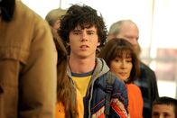 The Middle – Für Axl (Charlie McDermott) und den Rest der Hecks geht es nach New York. Doch der Flug ist nicht besonders angenehm für die Familie, als ein Schneesturm alles ins Chaos stürzt ...