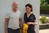 Querschuss – Bibi (Bibiana Beglau) kommt vom Schwimmen. Andreas (Christian Berkel) möchte wissen, warum sein Vater sich erschossen hat.