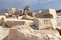 GEO Reportage – Der weiße Kalkstein kommt überall auf der Insel Brac vor. Der Naturstein hat sich während der Oberkreide vor 100 Millionen Jahren durch Mineralablagerungen und versteinerte Meeresorganismen gebildet.