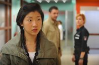 Notruf Hafenkante – Jule (Wolke Hegenbarth, r.) hat die Freundin des zusammengeschlagenen Tanyu, Maggie Li (Joy Maria Bai, l.), ins EKH gebracht, wo sie auf Nolting (Oktay Khan, M.), den Chef von Tanyu, treffen.