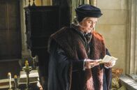Wolf Hall – Thomas Cromwells (Mark Rylance) letzte Hoffnung ruht auf einem Bittbrief an den König.