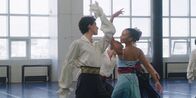 Spellbound - Verzaubert in Paris – Cece (Hailey Romain, r.) fragt sich, ob Benoit (Étienne Moana, l.) wirklich der richtige Tanzpartner für sie ist, um bei den Prüfungen Bestnoten zu erreichen.