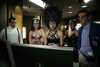 Bones - Die Knochenjägerin – (v.l.n.r.) Dr. Addy (Eric Millegan); Dr. Brennan (Emily Deschanel); Dr. Montenegro (Michael Conlin); Saroyan (Tamara Taylor); Booth (David Boreanaz)