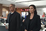Navy CIS – Nachdem ihr Sohn Ned Dorneget getötet wurde, arbeitet dessen Mutter CIA Officer Joanna Teague (Mimi Rogers, r.) mit dem Team um Gibbs (Mark Harmon, l.) zusammen, um die Täter zu fassen ...