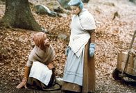 Schneeweisschen und Rosenrot – Schneeweißchen (Julie Juristová) und Rosenrot (Katrin Martin) suchen Holz im Wald.