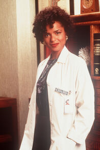 Diagnose: Mord – Amanda (Victoria Rowell) in ihrem täglichen Outfit: ihr Arztkittel.