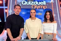 Quizduell - Olymp – Moderatorin Esther Sedlaczek (M.) mit den Kandidaten des Teams "Liebe": René Adler (l.) und Lilli Hollunder (r.).