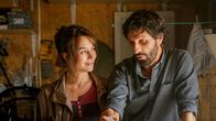 The Last Wave – Lena Lebon (Marie Dompnier) hat ein großes Geheimnis vor Ben Lebon (David Kammenos).