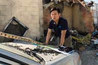 Mayday - Alarm im Cockpit – Hamilton, Ontario, Kanada - Thomas Wang (gespielt von Jeff Yung) untersucht die Absturzstelle des TransAsia-Flugs 222.
