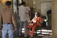 MacGyver – MacGyver (Lucas Till, r.) versucht nach dem gemeinsamen Ausbruch aus dem Gefängnis das Vertrauen von Drogenbaron El Noche (Raoul Trujillo, 2.v.l.) und seinem Mafia-Kartell zu gewinnen.