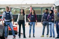 Navy CIS: L.A. – L-R: Eric Christian Olsen als LAPD Liaison Marty Deeks, Alicia Coppola als FBI Senior Special Agent Lisa Rand, Daniela Ruah als Special Agent Kensi Blye, Caleb Castille als Special Agent Devin Rountree und Medalion Rahimi als Special Agent Fatima Namazi