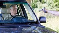 Mordsschwestern - Verbrechen ist Familiensache – Das letzte, was Ingmar Petersen (Wolfgang Riehm) sieht, bevor er erschossen wird, sind die kalten Augen seines Mörders.
