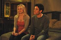 How I Met Your Mother – Ted (Josh Radnor, r.) plant für Zoey (Jennifer Morrison, l.) ein romantisches Wochenende am Meer, doch Zoey hat ganz andere Pläne ...