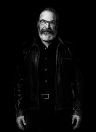 Homeland – (7. Staffel) - Saul Berenson (Mandy Patinkin) erlangt eine unerwartete neue Position im Weißen Haus, mit der er schnell zwischen allen Stühlen sitzen könnte ...