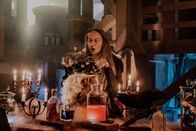 Terra X: Magie der Märchen – Die Hexe im Märchen ist immer eine böse Frau. Die Hexe bei Hänsel und Gretel schreckt sogar nicht davor zurück, Menschenfleisch zu essen. Wie kommt das Motiv des Kannibalismus ins Märchen der Brüder Grimm?