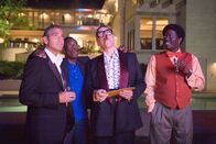 Ocean's 13 – Ende gut, alles gut: Danny Oceans (George Clooney, l.) 12 (Don Cheadle, 2.v.l. und Bernie Mac, r.) - natürlich ohne die Nummer 13,Terry Benedict - überreichen Reuben (Elliott Gould, 2.v.r.) einen Kaufvertrag für ein Grundstück in Las Vegas. Denn die 12 haben einen neuen Plan. Sie wollen gemeinsam ein Casino aufbauen ...