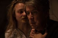 The Exorcist – Gelingt es dem Dämon in Casey (Hannah Kasulka, l.), auch Henry (Alan Ruck, r.) gegen den Rest der Familie auszuspielen?