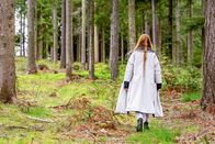 Mythos Ungesund – Dr. Doris Eller-Berndl spaziert durch den Wald.