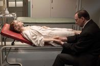 Ein Inspektor kommt – Eva (Sophie Rundle) und der Inspektor (David Thewlis)
