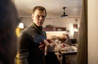Tatort – Unerwarteter Besuch von der Polizei: Marcin Wojcik (Sebastian Hülk) ist überrascht, als Kommissar Fredy Schenk plötzlich vor der Tür steht. Es geht um seinen hoch verschuldeten Schwager Timo Eichhoff.