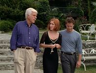 Diagnose: Mord – Mark Sloan (Dick Van Dyke, l.) versucht, Cindy (Staci Keanan, r.) zu trösten, deren Vater an ihrem Hochzeitstag mit Phillip einem Asthmaanfall erlegen ist.