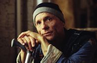 The Hours – Im heutigen New York ist Clarissa Vaughan unterwegs, um eine Party für ihren besten Freund Richard (Ed Harris) auszurichten, denn der brillante Dichter hat einen Preis für sein Lebenswerk bekommen. Das sieht er allerdings sehr sarkastisch, da er bald an AIDS sterben wird ...