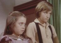 Unsere kleine Farm – Ihre neue Eltern können James (Jason Bateman, r.) und Cassandra (Missy Francis, l.) nichts recht machen. Schon lange vor Schulbeginn müssen sie aufstehen und hart arbeiten.