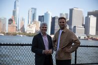 Terra X: Weltstädte – Leon Windscheid (r.) mit Paul Gallay (Klimaexperte der Columbia Universität, l.) vor der Skyline New Yorks.