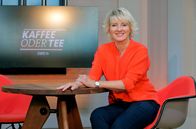 Kaffee oder Tee – Moderatorin Heike Greis.