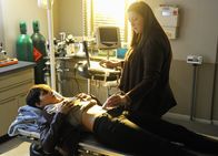 Extant – Eigentlich kann Molly (Halle Berry, l.) keine Kinder bekommen, doch jetzt ist sie schwanger. Bringt ein Ultraschalltest bei Sam (Camryn Manheim, r.) Licht ins Dunkel?