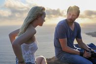 A Bigger Splash – Die schöne Penelope (Dakota Johnson) bringt Paul (Matthias Schoenaerts) aus dem erotischen Gleichgewicht.