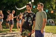Abikalypse – Musti (Reza Brojerdi, l.); Tom (Lucas Reiber, r.)