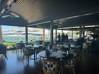 Restaurantlegenden – Blick auf ein Schiff im Hafen vom Restaurant Yara