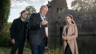 Wilsberg – Merkwürdige Dinge geschehen in dem einsamen Wasserschloss, in dem Dr. Tessa Tilker (Patricia Meeden, r.) eigentlich nur an einem Seminar teilnehmen wollte. Um den dunklen Geheimnissen auf den Grund zu gehen, folgen Wilsberg (Leonard Lansink, M.) und Ekki (Oliver Korittke, l.) Tessas Hilferuf.