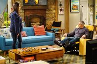 Man with a Plan – Andi Burns (Liza Snyder, l.); Adam Burns (Matt LeBlanc, r.)