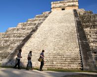 UFO-Jäger – Chitzen Itza, Mexiko: Die Besetzung vor der Pyramide in Chitzen Itza. (Bildnachweis: National Geographic Channels/ Snake Oil Productions)