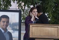 Detective Laura Diamond – Ein ermordetes Wunderkind: Auf der Beerdigung des genialen Millionärs Zac versucht Laura (Debra Messing), den Täter aufzuspüren ...