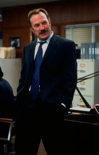 Monk – (1. Staffel) - Captain Leland Stottlemeyer (Ted Levine) weiß die Fähigkeiten des ehemaligen Polizeiermittlers Adrian Monk sehr zu schätzen.