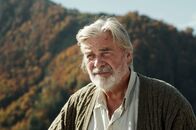 Oktober November – Peter Simonischek (Vater).