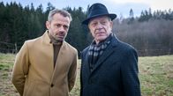Sturm der Liebe – Erik (Sven Waasner, l.) wird durch Werner (Dirk Galuba, r.) daran erinnert, dass er seinen Bruder vermisst.