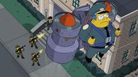 Die Simpsons – Ein Fehler bei der Post lässt Wiggum ein Jetpack zukommen. Doch seine Aktivität als Himmelspolizist nimmt ein jähes Ende ...
