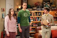 The Big Bang Theory – (v.li.) Mayim Bialik (Amy Farrah Fowler), Jim Parsons (Sheldon Cooper), Simon Helberg (Howard Wolowitz).