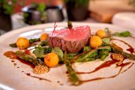 Silvia kocht – „Rosa gebratenes Filet vom Almochsen mit Spargel-Bärlauch-Ragout und Kartoffelbällchen“ von Michael Rieser.