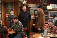 Last Man Standing – Stolz präsentiert Mike (Tim Allen, M.) seinem Chef Ed (Hector Elizondo, r.), dass seine Tochter Eve (Kaitlyn Dever, l.) dem Reserve-Offiziers-Corps beigetreten ist. Doch Ed meint, dass das kein Zuckerschlecken für ein junges Mädchen sei ...