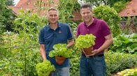 Garten & Lecker – Nach Versmold geht die zweite Gartenreise. Hier beackern Klaus Wagenhuber (l) und Jan Leßmeier (lr ihr Paradies. Der 1,5 Hektar große Landhausgarten gehört zu den schönsten Deutschlands und das Anwesen wird in der Liste der Kulturlandschaft prägenden Hofstellen Ostwestfalens geführt. Im klassisch westfälischen Bauerngarten wachsen Sommerblumen aus Großmutters Zeiten und so viel Gemüse, dass die Naturfreunde fast Selbstversorger sind.