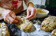 Zu Tisch ... – Vor dem Backen wird das Früchtebrot mit Mandeln verziert.
