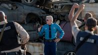 Twisted Metal – Agent Stone (Thomas Haden Church) schart seine Gefolgsleute (Komparsen) um sich und ruft mit fanatischem Eifer zum Kampf auf – für ein Gesetz, das keine Gnade kennt.