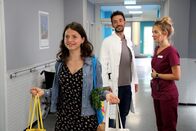 Bettys Diagnose – Betty (Annina Hellenthal, r.) befürchtet, dass sie Dr. Stern (Max Alberti, M.) verliert. Emily (Nina Kaiser, l.) hat für ein gemeinsames Abendessen mit Paula eingekauft.