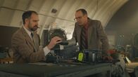 Mayday - Alarm im Cockpit – REENACTMENT - Die Ermittler (gespielt von Alastair Forbes und James Gangl) finden heraus, dass die Piloten des Independent Air Fluges 1851 ihren Höhenalarm auf 2000 Fuß eingestellt hatten und nicht auf die Höhe von 3000 Fuß, die ihnen vom Fluglotsen zugewiesen worden war. (Cineflix 2022)