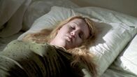 Law & Order: Special Victims Unit – Die Schülerin Melanie Tamkin (Darsteller nicht zu ermitteln) wird tot und mit vier Promille im Haus wildfremder Leuten aufgefunden.